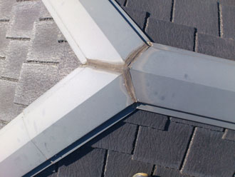 埼玉県　富士見市　屋根塗装　外壁塗装　バルコニー防水　点検　棟板金のコーキングの劣化