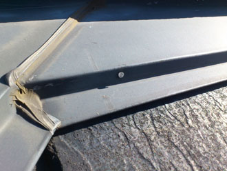 埼玉県　富士見市　屋根塗装　外壁塗装　バルコニー防水　点検　棟板金のコーキングの劣化2