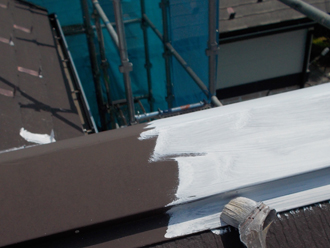 川崎市中原区　屋根塗装　外壁塗装　バルコニー防水　棟板金の下塗り