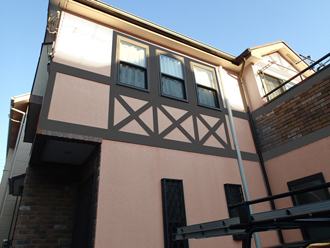 川崎市中原区　屋根塗装　外壁塗装　バルコニー防水　カラーシミュレーション　薄めのピンクにグレーの幕板の組み合わせ