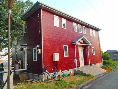 　棟板金交換 屋根塗装  外壁塗装  外壁は調色して塗り替え　落葉除けネット設置　完工後の外観