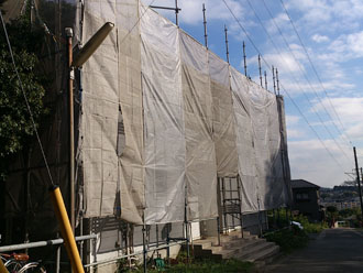 横浜市　棟板金交換 屋根塗装  外壁塗装  外壁は調色して塗り替え　落葉除けネット設置　足場の架設