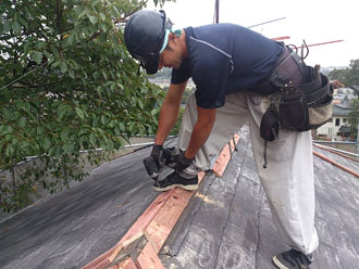 横浜市　棟板金交換 屋根塗装  外壁塗装  外壁は調色して塗り替え　落葉除けネット設置　貫板の設置