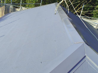 横浜市　棟板金交換 屋根塗装  外壁塗装  外壁は調色して塗り替え　落葉除けネット設置　屋根の中塗り完了