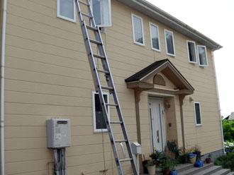 横浜市　棟板金交換 屋根塗装  外壁塗装  外壁は調色して塗り替え　落葉除けネット設置　カラーシミュレーション　バニラ