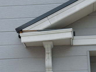 横浜市　棟板金交換 屋根塗装  外壁塗装  外壁は調色して塗り替え　落葉除けネット設置　点検　玄関の飾り部分のはずれ