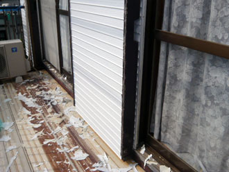 神奈川県　横浜市保土ヶ谷区　屋根と外壁以外の全塗装　軒天の塗装 ケレンで落下した塗膜