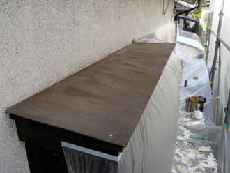 神奈川県　横浜市保土ヶ谷区　屋根と外壁以外の全塗装　軒天の塗装 ケレンで落下した塗膜と養生