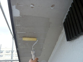 神奈川県　横浜市保土ヶ谷区　屋根と外壁以外の全塗装　軒天の塗装 ケレンで落下した塗膜