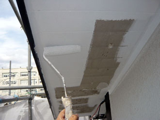 神奈川県　横浜市保土ヶ谷区　屋根と外壁以外の全塗装　軒天の塗装 ケレンで落下した塗膜と養生