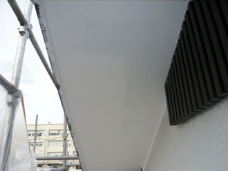 神奈川県　横浜市保土ヶ谷区　屋根と外壁以外の全塗装　軒天の塗装 ケラバで落下した塗膜
