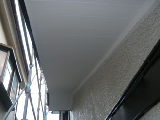 神奈川県　横浜市保土ヶ谷区　屋根と外壁以外の全塗装　軒天の塗装 ケラバで落下した塗膜と養生