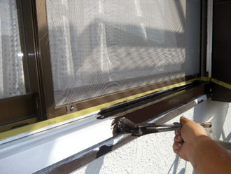 神奈川県　横浜市保土ヶ谷区　屋根と外壁以外の全塗装　戸袋と窓枠の塗装　細かい部分は刷毛で塗装