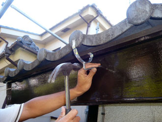 神奈川県　横浜市保土ヶ谷区　屋根と外壁以外の全塗装　雨樋交換　雨樋を固定する金具の設置