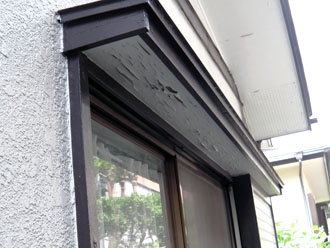 神奈川県　横浜市保土ヶ谷区　屋根と外壁以外の全塗装　点検　庇の塗装の剥がれ