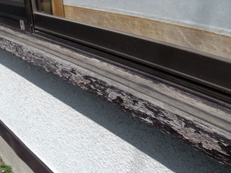 神奈川県　横浜市保土ヶ谷区　屋根と外壁以外の全塗装　点検　窓枠の塗装の劣化