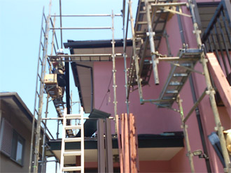 横浜市戸塚区　屋根カバー工法　足場の架設