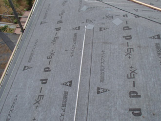 横浜市戸塚区　屋根カバー工法　防水紙の敷設