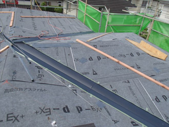 横浜市戸塚区　屋根カバー工法　防水紙の敷設完了