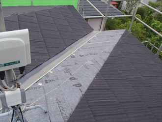 横浜市戸塚区　屋根カバー工法　防水紙の敷設