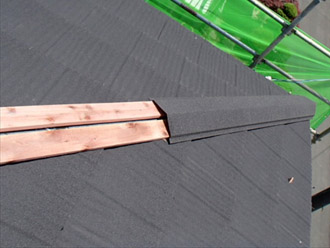 横浜市戸塚区　屋根カバー工法　棟板金の設置