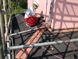 横浜市戸塚区　屋根カバー工法　ヤネMシリコン　下塗り