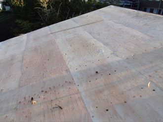 横浜市戸塚区 屋根葺き替え工事　野地板の貼り増し完了