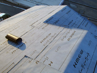 横浜市戸塚区 屋根葺き替え工事　防水紙の敷設