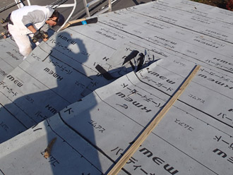 横浜市戸塚区 屋根葺き替え工事　防水紙の敷設完了