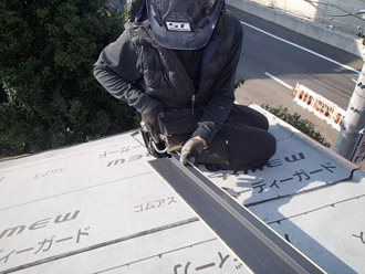 横浜市戸塚区 屋根葺き替え工事　防水紙の敷設　ケラバの加工