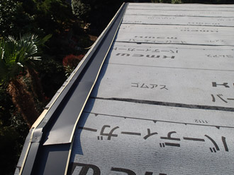 横浜市戸塚区 屋根葺き替え工事　防水紙の敷設　ケラバの加工完了