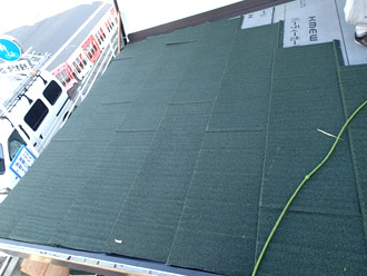 横浜市戸塚区 屋根葺き替え工事　新しい屋根材の設置　ハイブリッド金属屋根材「エコグラーニ」2