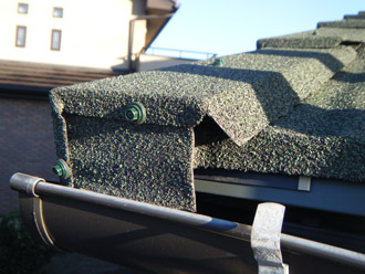 横浜市戸塚区 屋根葺き替え工事　防水紙の敷設　ハイブリッド金属屋根材「エコグラーニ」　ケラバへの取り付け