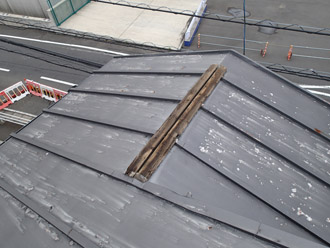 横浜市戸塚区 屋根葺き替え工事　点検　瓦棒の屋根　棟板金の飛散