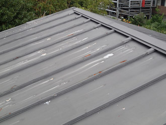 横浜市戸塚区 屋根葺き替え工事　点検　瓦棒の屋根　変色してまだら