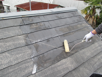 神奈川県横浜市戸塚区　屋根塗装工事　シラーによる下塗り