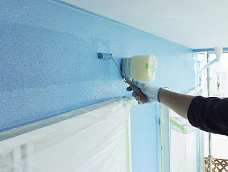 横浜市泉区　棟板金の交換　屋根塗装　外壁塗装　ベテラン職人による仕上げの上塗りでキレイな外壁に