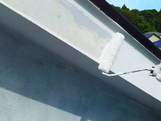 横浜市泉区　棟板金の交換　屋根塗装　外壁塗装　破風板部分を丁寧に塗装　中塗りと上塗り