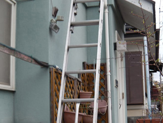 横浜市泉区　棟板金の交換　屋根塗装　外壁塗装 屋根板金　屋根の点検　実際に屋根に登って現状の調査