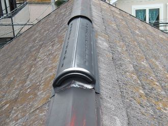 横浜市泉区　棟板金の交換　屋根塗装　外壁塗装　屋根の点検　屋根材の劣化、屋根の表面全体に広がる苔