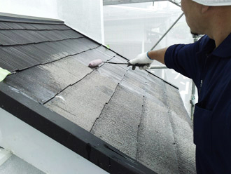 横浜市泉区　棟板金の交換　屋根塗装　外壁塗装　屋根の下塗り　ベテラン職人屋根の下塗り