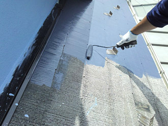 横浜市泉区　棟板金の交換　屋根塗装　外壁塗装　屋根の中塗り 　ベテラン職人屋根の中塗り