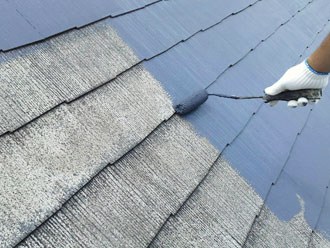 横浜市泉区　棟板金の交換　屋根塗装　外壁塗装　屋根の中塗り 　ベテラン職人屋根の中塗り