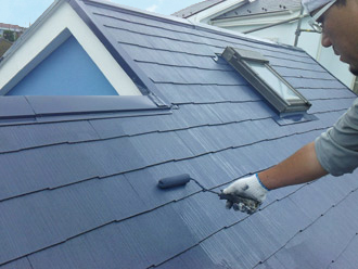 横浜市泉区　棟板金の交換　屋根塗装　外壁塗装　屋根の上塗り 　ベテラン職人屋根の上塗り