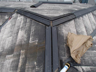 横浜市瀬谷区 棟板金交換　 屋根塗装・外壁塗装　　棟板金交換　樹脂製の貫板