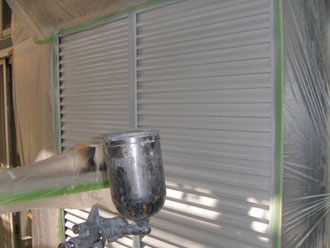 横浜市磯子区　細部塗装　雨戸塗装中