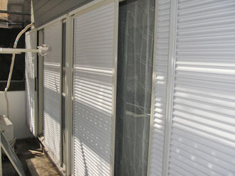 屋根塗装工事　細部塗装　雨戸塗装後