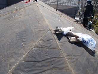 屋根塗装工事　屋根葺き替え　既存屋根材撤去