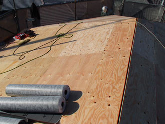 屋根塗装工事　屋根葺き替え　野地板増し張り