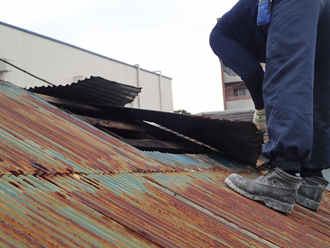 神奈川県　横浜市神奈川区　屋根葺き替え　トタン板の取り外し